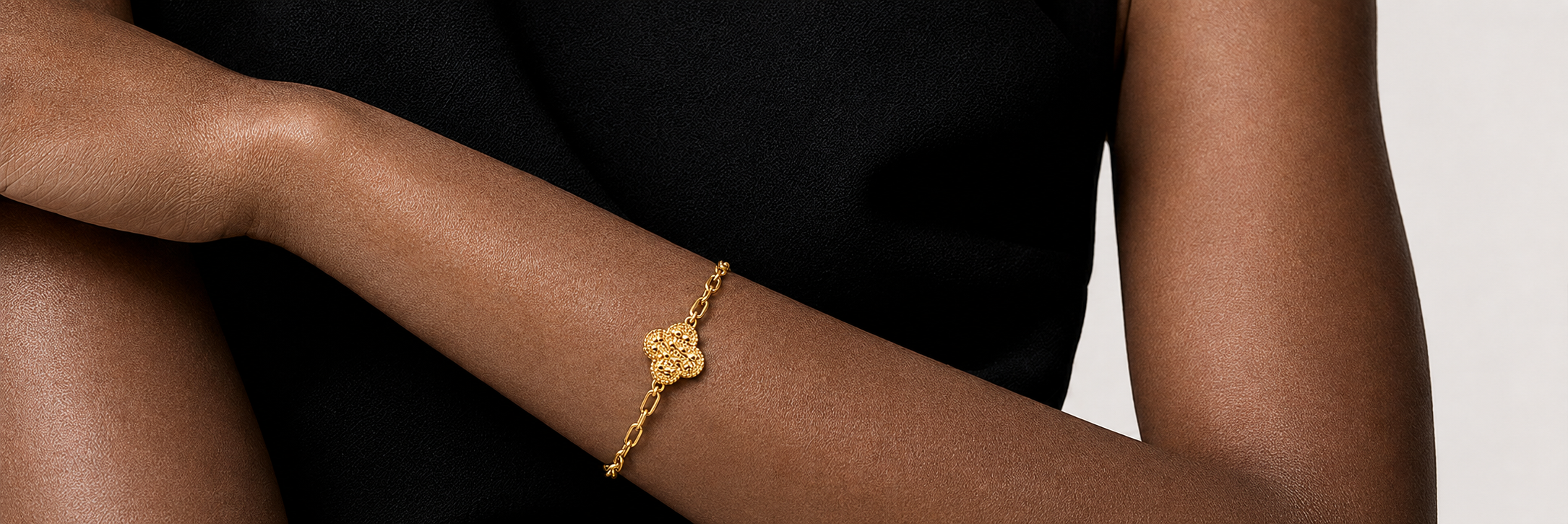 Model wearing the MINARIA Gold Clover Chain Bracelet