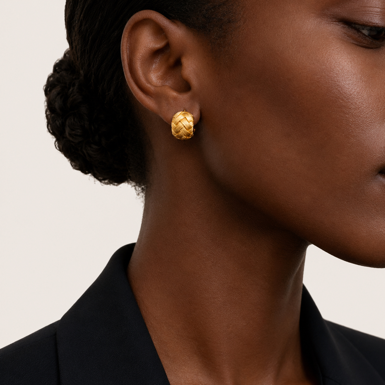 Model wearing MINARIA Textured Hoop Earrings