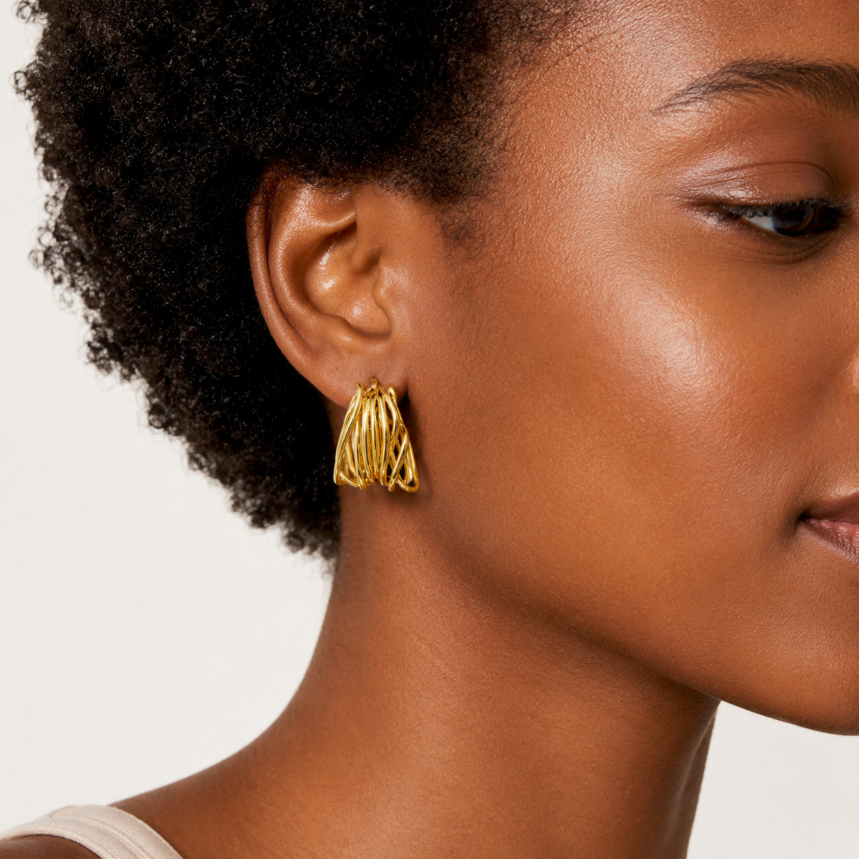 Model wearing MINARIA Twisted Hoop Earrings